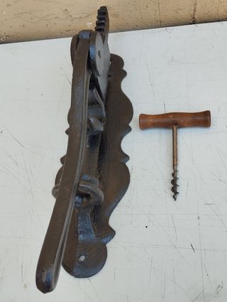 Cavatappi da muro in ghisa osteria vineria enoteca