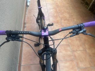 Bicicleta MTB negra y morada