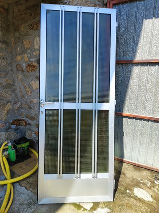 Puertas antiguas y moderna