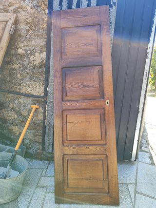 Puertas antiguas y moderna