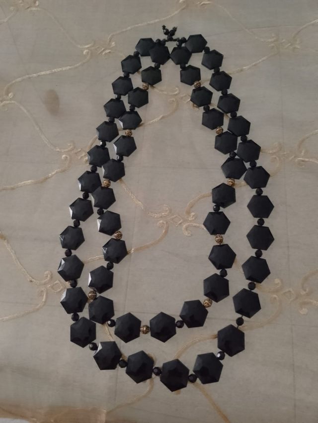 Collana doppia nera con dettagli oro