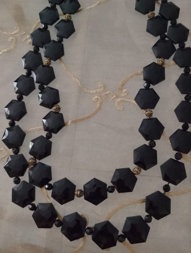 Collana doppia nera con dettagli oro