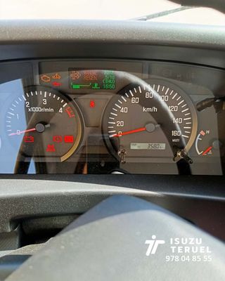 Isuzu M21 T CON CAJA HELADERA SEMINUEVA