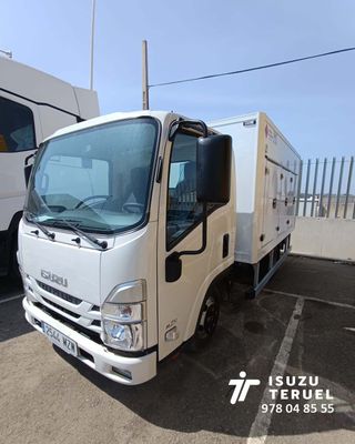Isuzu M21 T CON CAJA HELADERA SEMINUEVA