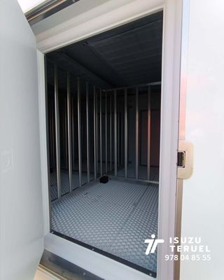 Isuzu M21 T CON CAJA HELADERA SEMINUEVA