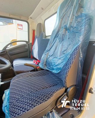 Isuzu M21 T CON CAJA HELADERA SEMINUEVA