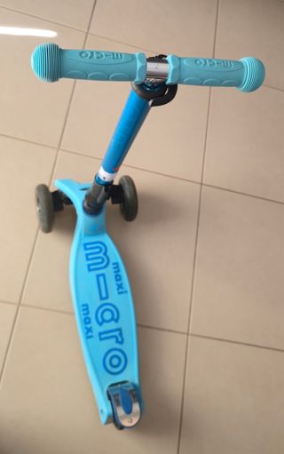 Patinete Micro Maxi Azul plegable con luces