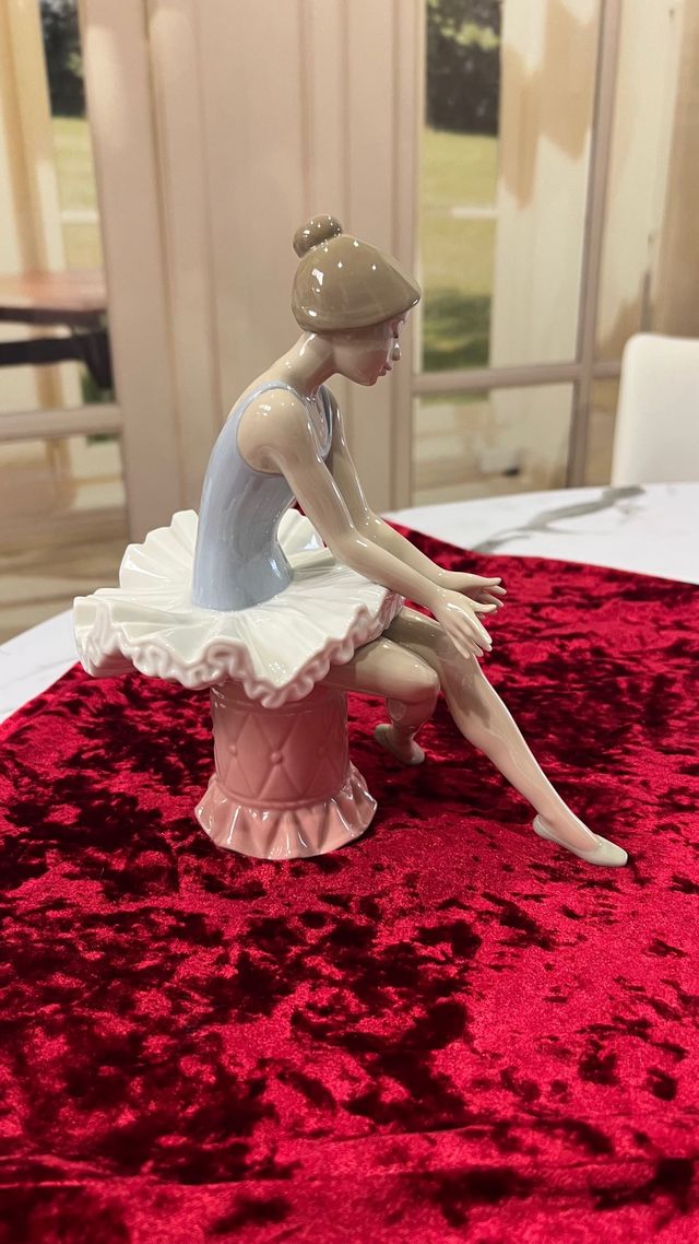 Bailarina sobre puf porcelana Nao Daisa 1992