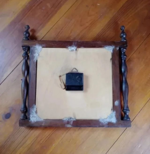 RELÓGIO DE PAREDE DE MADEIRA ANTIGO