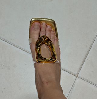 Sandalias doradas tacón bajo verano