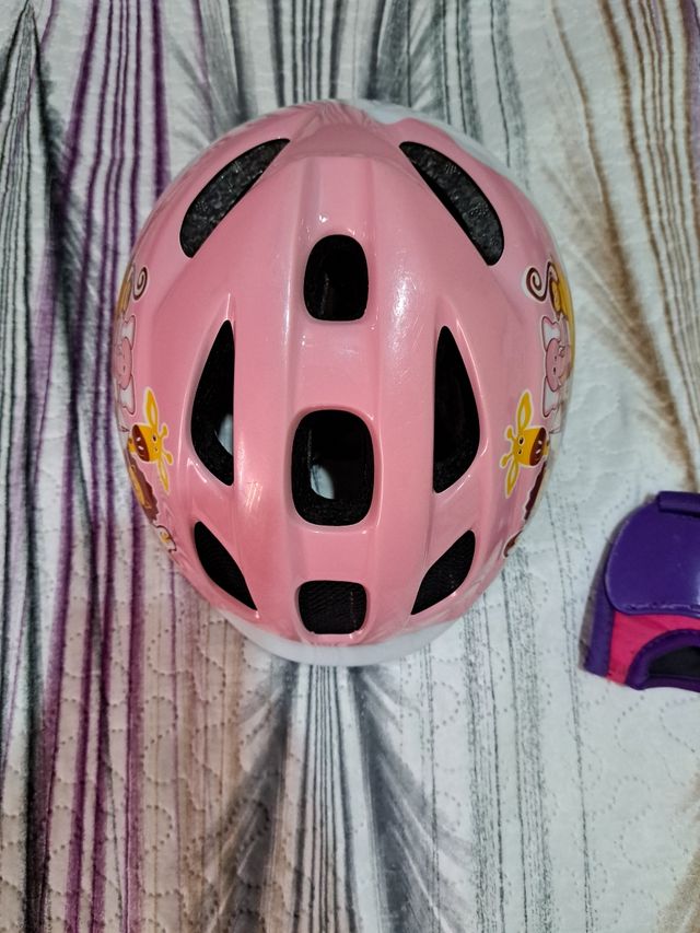 Casco y rodilleras bici niña