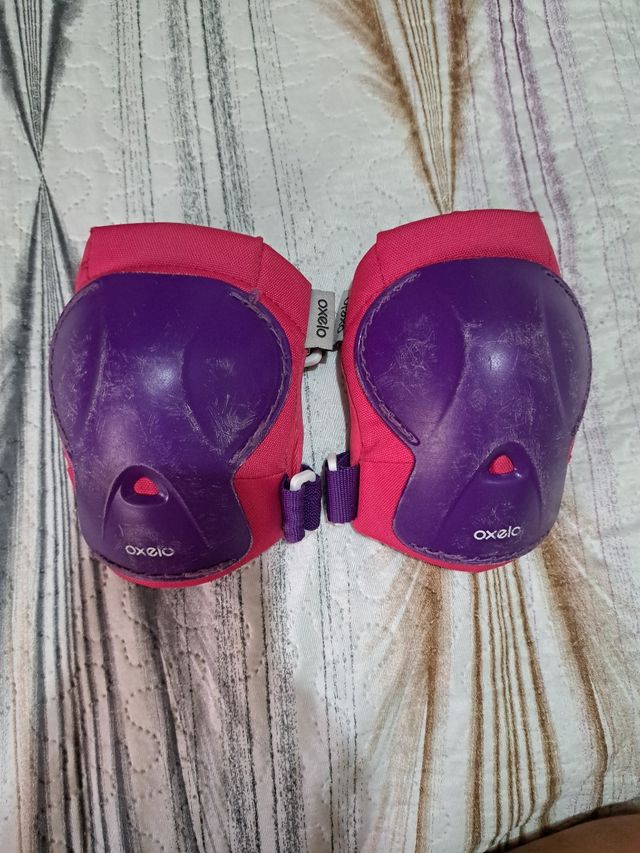 Casco y rodilleras bici niña