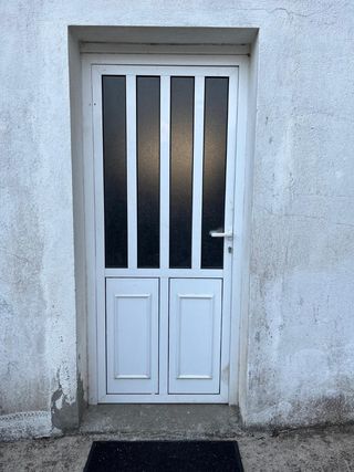 Puerta aluminio blanca