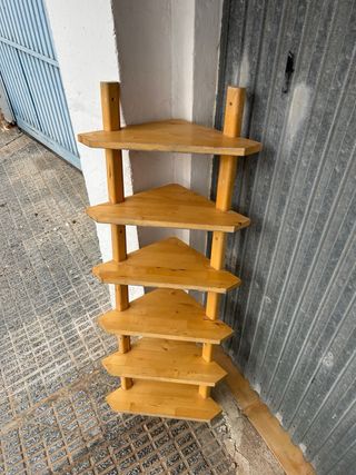 Estantería de madera triangular