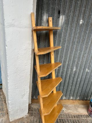 Estantería de madera triangular
