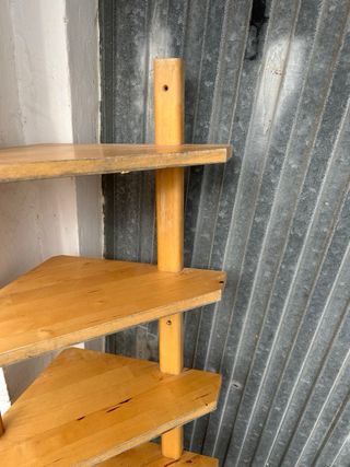 Estantería de madera triangular