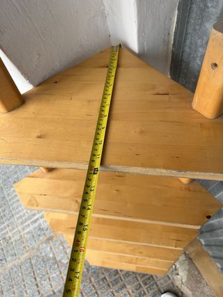 Estantería de madera triangular