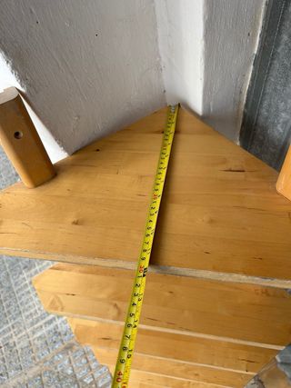 Estantería de madera triangular
