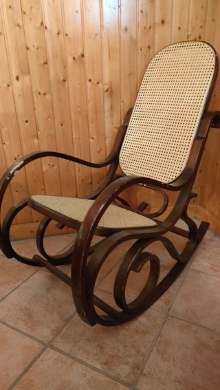 Mecedora vintage de madera y mimbre