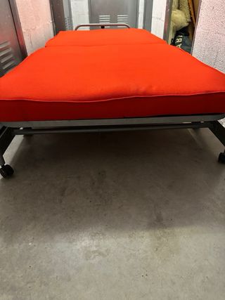 Sofá cama rojo plegable