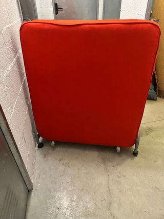 Sofá cama rojo plegable