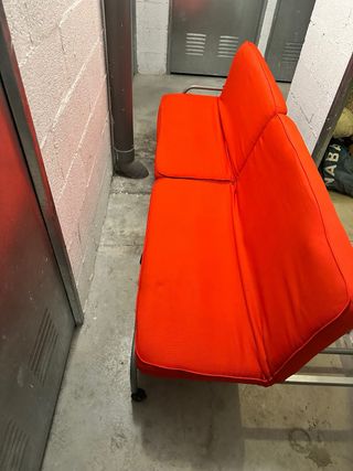 Sofá cama rojo plegable