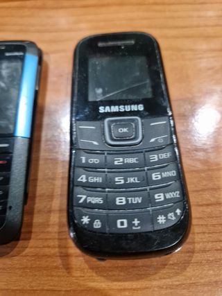 3 Teléfonos móviles antiguos Nokia y Samsung