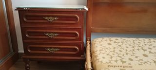 Dormitorio clásico madera: cama + espejo + mesitas