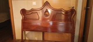 Dormitorio clásico madera: cama + espejo + mesitas