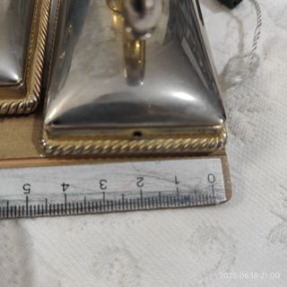 Adornos metálicos dorados