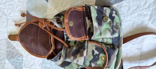 Mochila camuflaje y cuero marron
