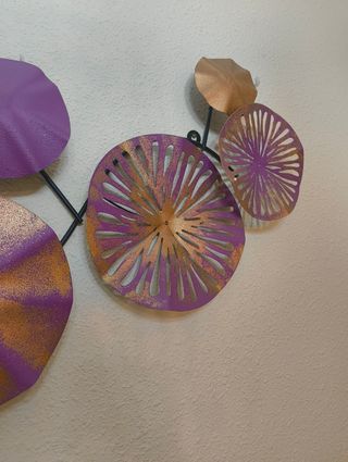 Escultura de metal dorada y morada