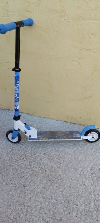 Patinete infantil azul y blanco