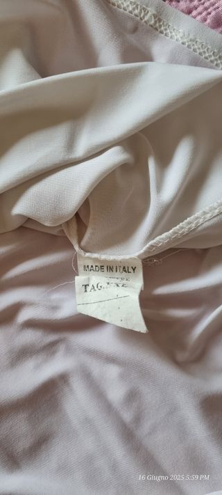 Maglia bianca asimmetrica