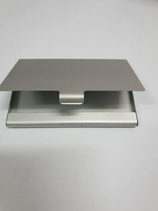 Tarjetero metálico plateado