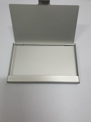 Tarjetero metálico plateado