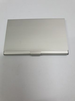 Tarjetero metálico plateado