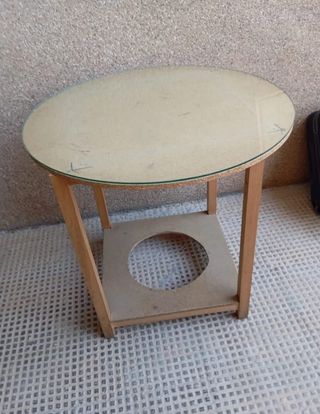 Mesa redonda de madera y cristal