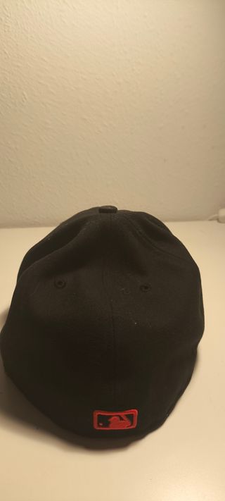 Gorra New Era negra y roja