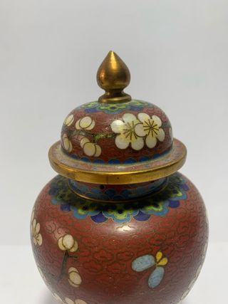 Vaso cinese in bronzo cloisonné rosso con fiori 