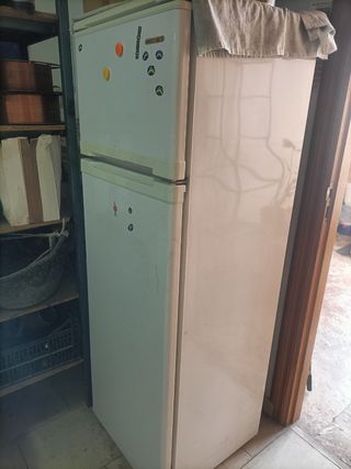 Frigorífico Beko mediano 55x160cm (de luz).