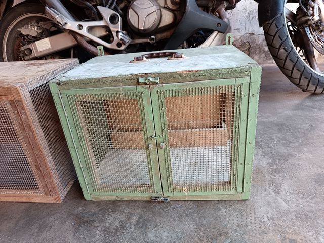 Jaula artesanal para pájaros