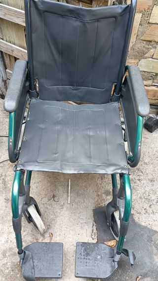 Silla de ruedas plegable.