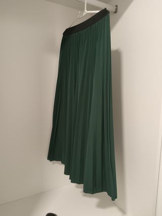 Falda plisada verde & blusa negra encaje