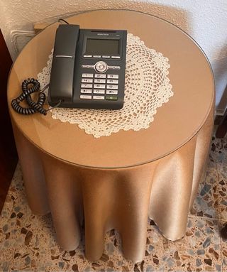 Mesita redonda beige con cristal