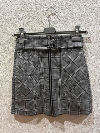 Falda cuadros gris y negra