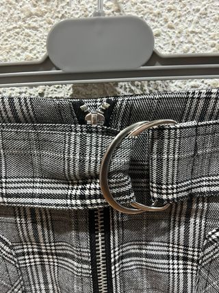 Falda cuadros gris y negra