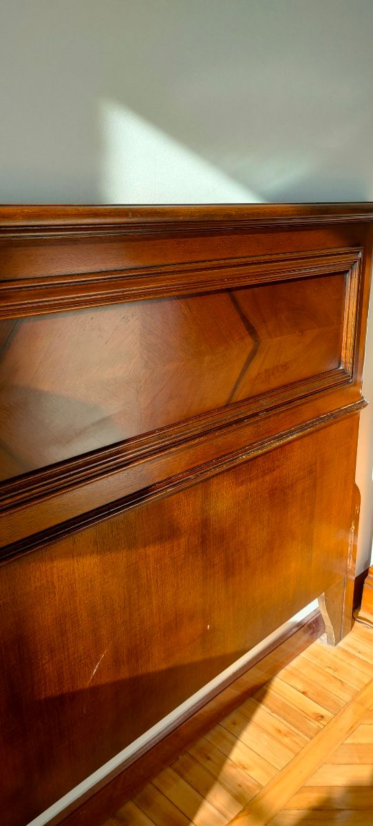 Cabecero cama, cómoda y mesitas de noche.