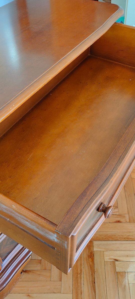 Cabecero cama, cómoda y mesitas de noche.