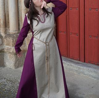 Vestido medieval beige y morado
